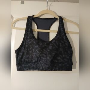 👙 2 For $20 GAP Black and Gray Patterned Sports Bra